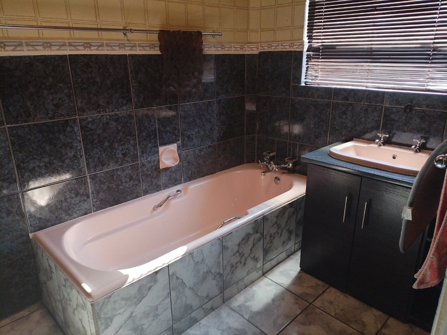 5 Bedroom Property for Sale in Petersfield Gauteng