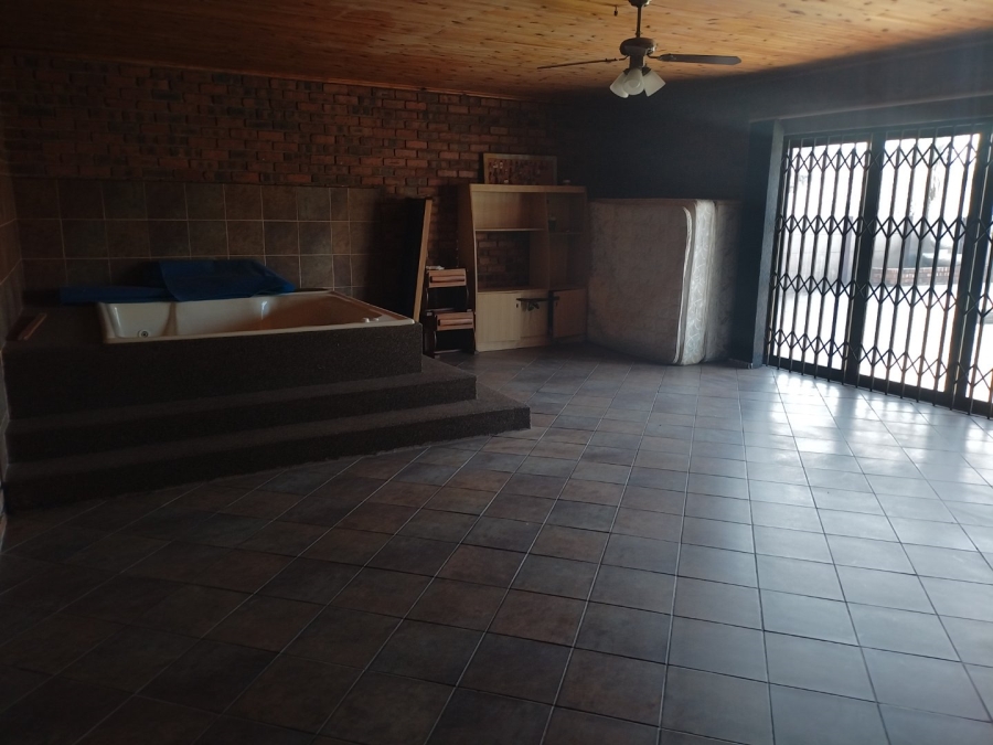 5 Bedroom Property for Sale in Petersfield Gauteng