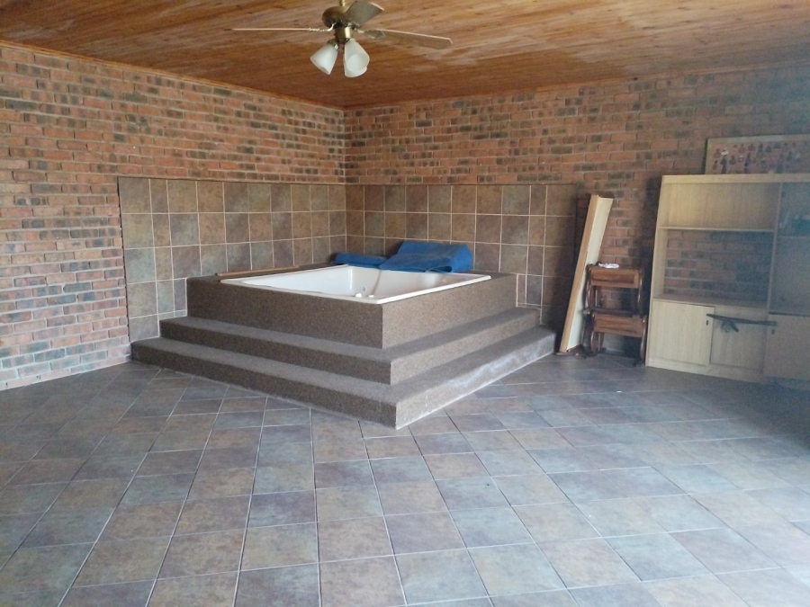 5 Bedroom Property for Sale in Petersfield Gauteng