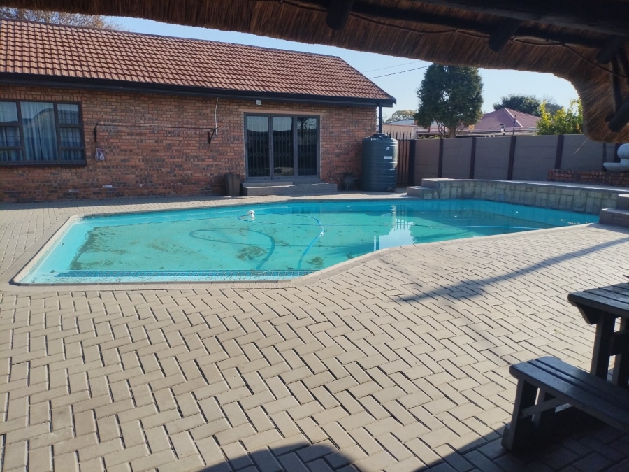5 Bedroom Property for Sale in Petersfield Gauteng