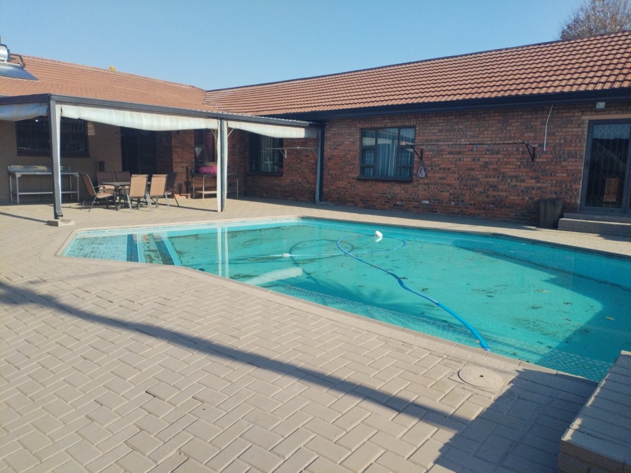 5 Bedroom Property for Sale in Petersfield Gauteng