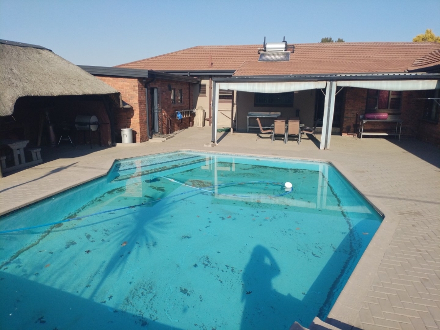 5 Bedroom Property for Sale in Petersfield Gauteng