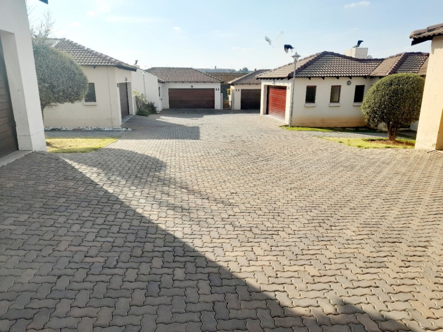 3 Bedroom Property for Sale in Thatchfield Hills Gauteng