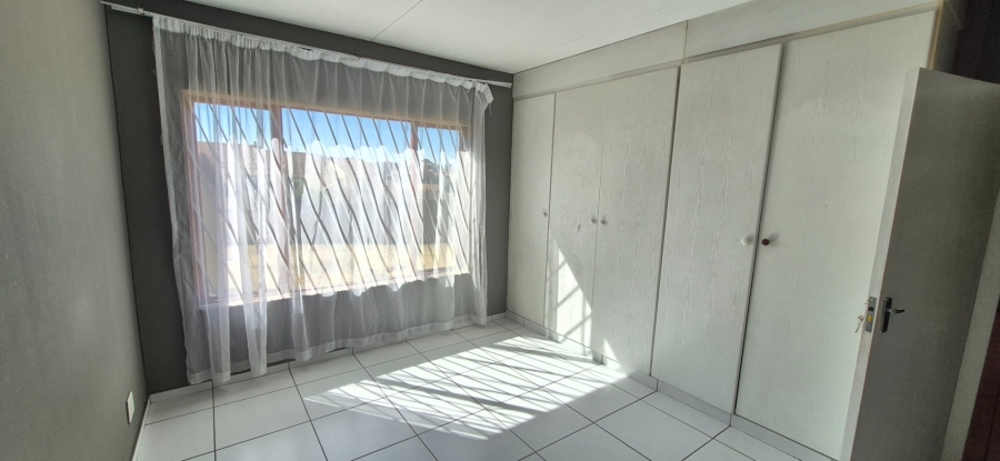 To Let 2 Bedroom Property for Rent in Mondeor Gauteng