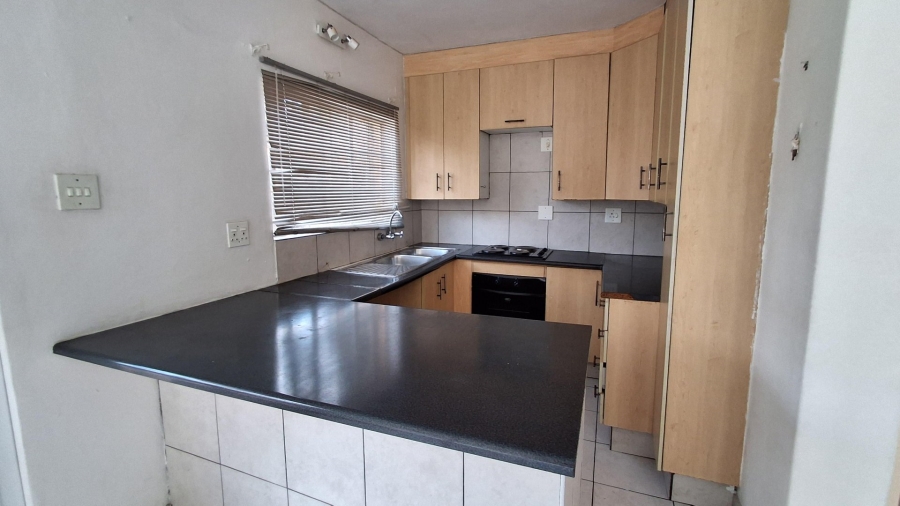 To Let 2 Bedroom Property for Rent in Oakdene Gauteng