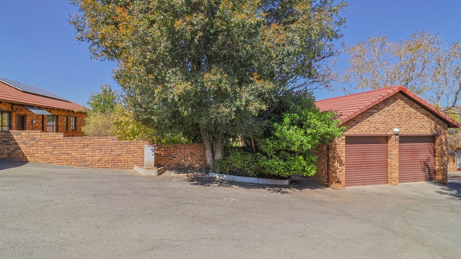 2 Bedroom Property for Sale in Wilgeheuwel Gauteng