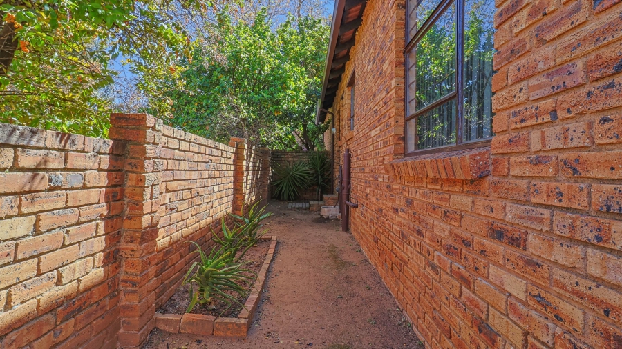 2 Bedroom Property for Sale in Wilgeheuwel Gauteng