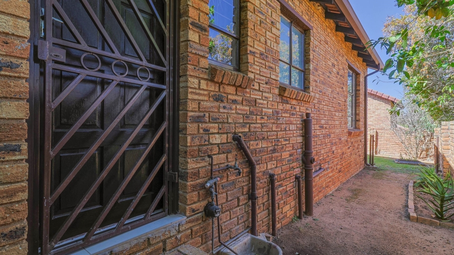 2 Bedroom Property for Sale in Wilgeheuwel Gauteng