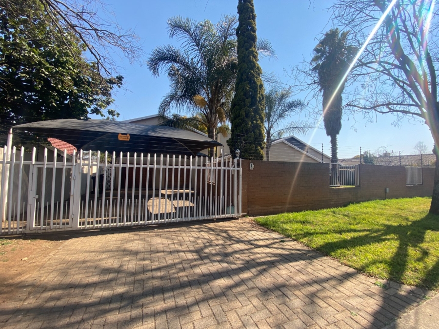 4 Bedroom Property for Sale in Farrarmere Gauteng