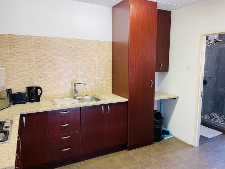 To Let 1 Bedroom Property for Rent in Glenvista Gauteng