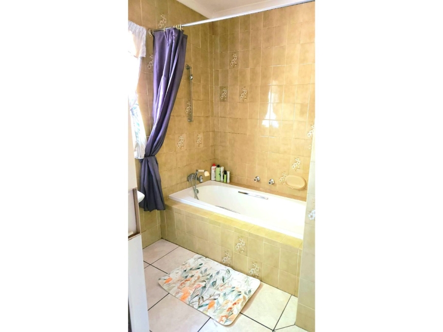 To Let 3 Bedroom Property for Rent in Brackendowns Gauteng