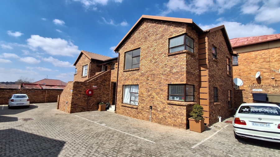 To Let 2 Bedroom Property for Rent in Townsview Gauteng