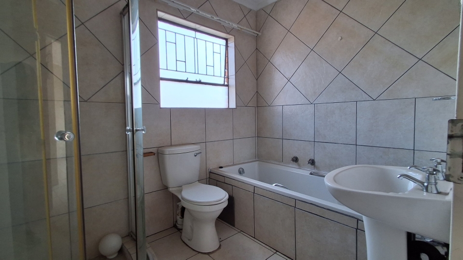 To Let 2 Bedroom Property for Rent in Townsview Gauteng
