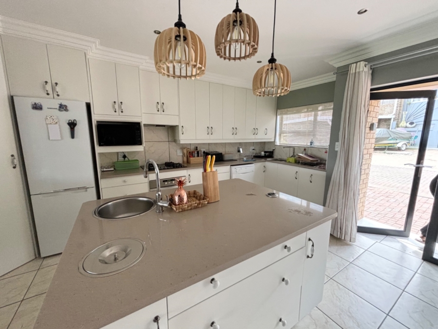 4 Bedroom Property for Sale in Bronkhorstbaai Gauteng
