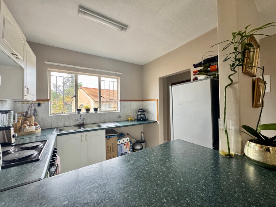 To Let 2 Bedroom Property for Rent in Die Hoewes Gauteng