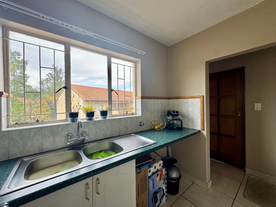 To Let 2 Bedroom Property for Rent in Die Hoewes Gauteng