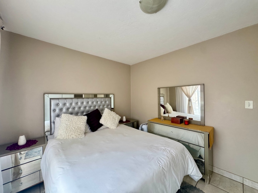 To Let 2 Bedroom Property for Rent in Die Hoewes Gauteng