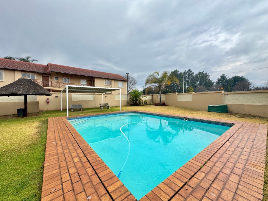 To Let 2 Bedroom Property for Rent in Die Hoewes Gauteng