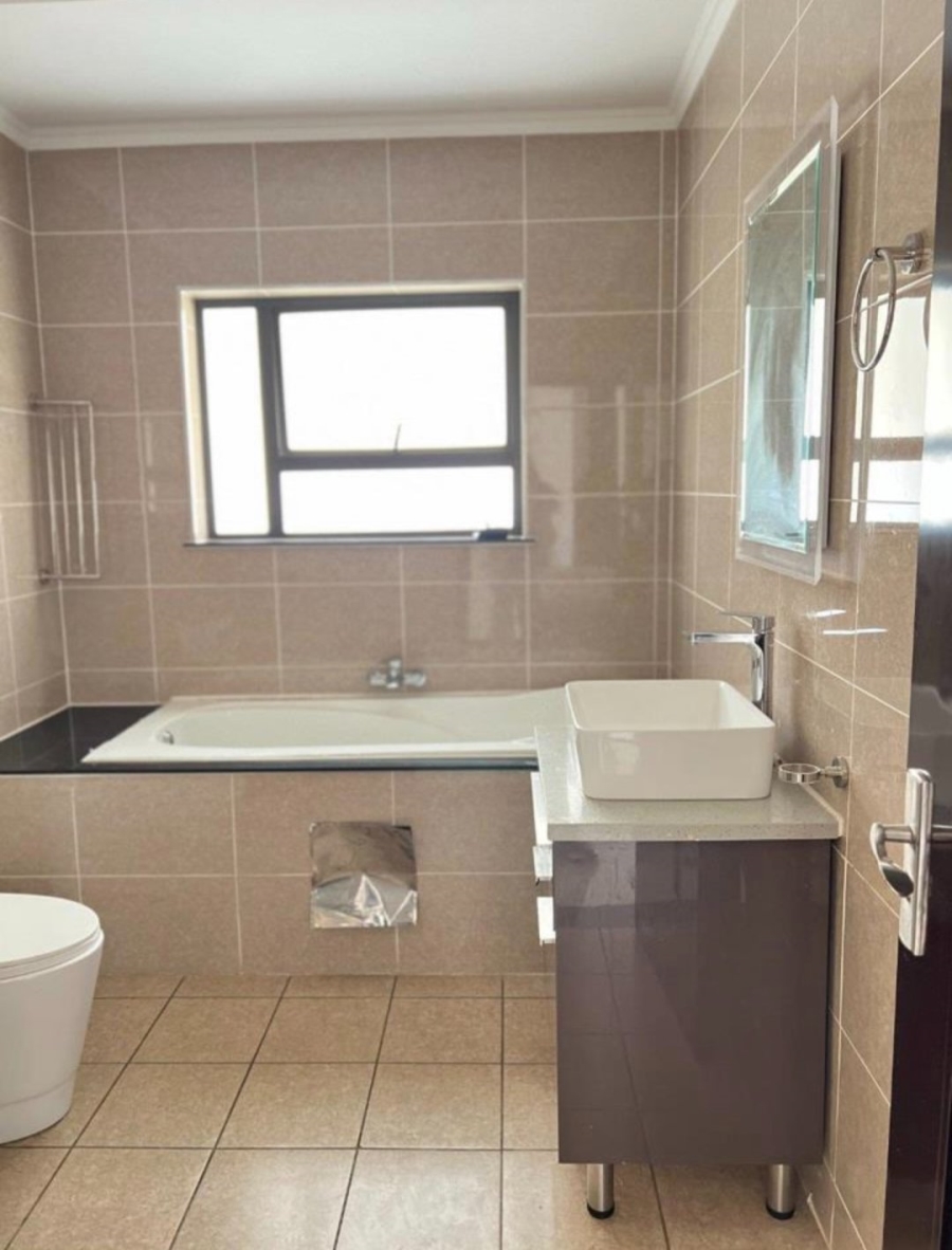 To Let 3 Bedroom Property for Rent in Broadacres Gauteng