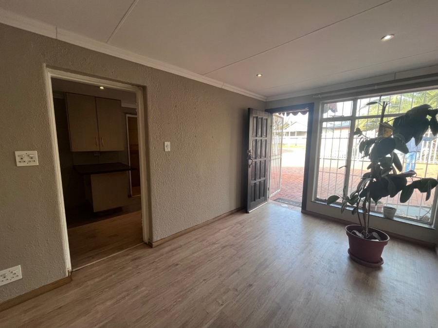 To Let 1 Bedroom Property for Rent in Randhart Gauteng