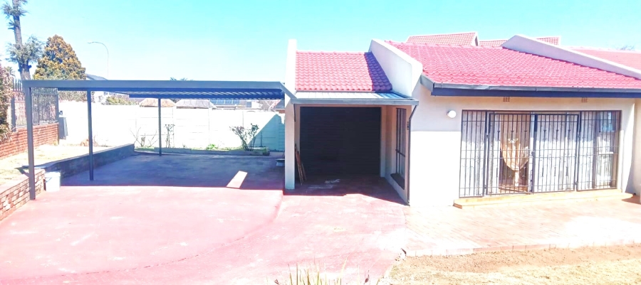 To Let 3 Bedroom Property for Rent in Ridgeway Gauteng
