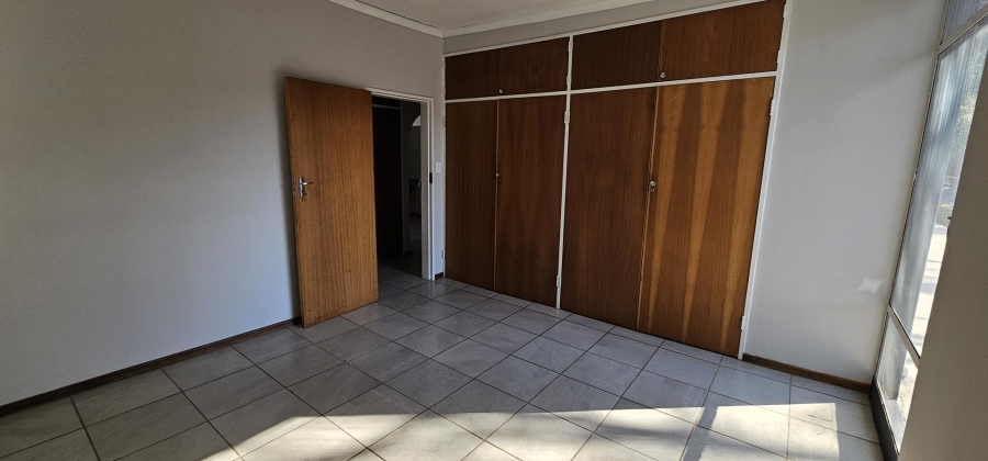 To Let 5 Bedroom Property for Rent in Waterkloof Glen Gauteng