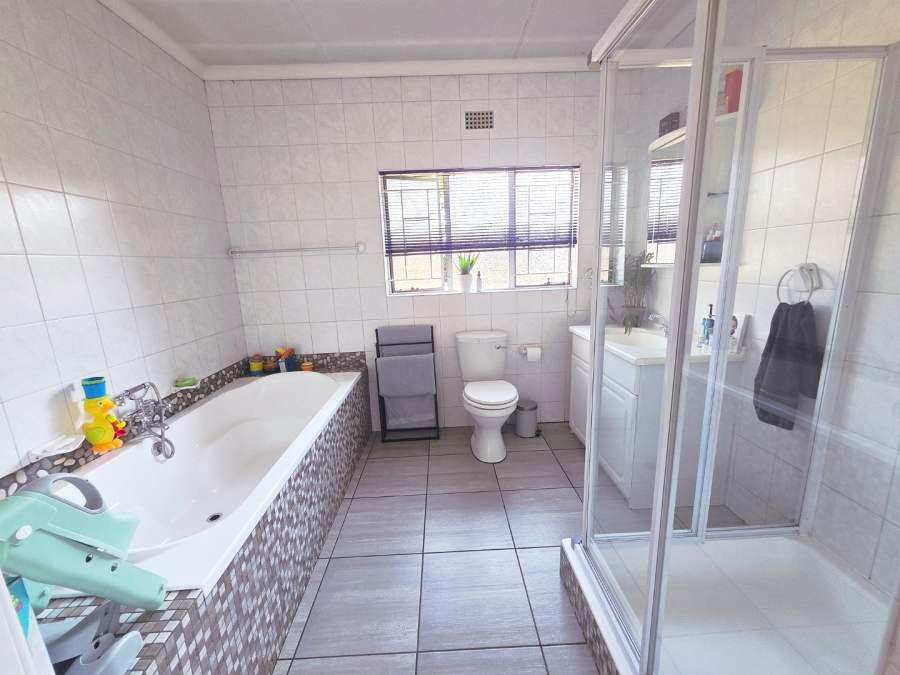3 Bedroom Property for Sale in Strubenvale Gauteng