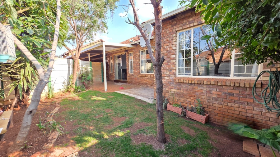 2 Bedroom Property for Sale in Eldoraigne Gauteng