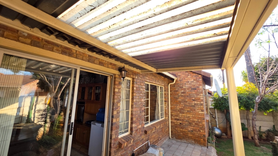 2 Bedroom Property for Sale in Eldoraigne Gauteng