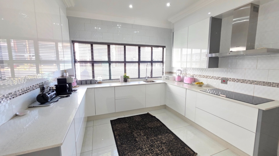 4 Bedroom Property for Sale in Eldoraigne Gauteng