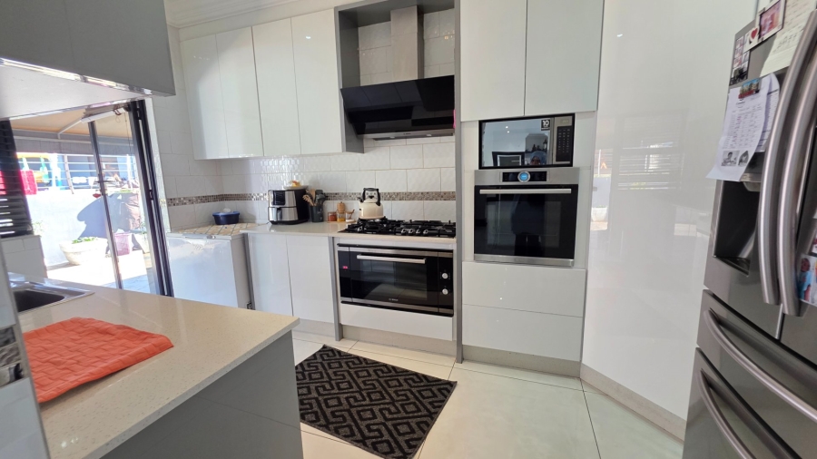 4 Bedroom Property for Sale in Eldoraigne Gauteng