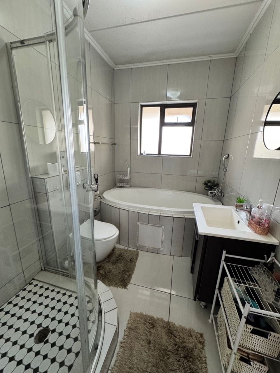 2 Bedroom Property for Sale in Noordwyk Gauteng