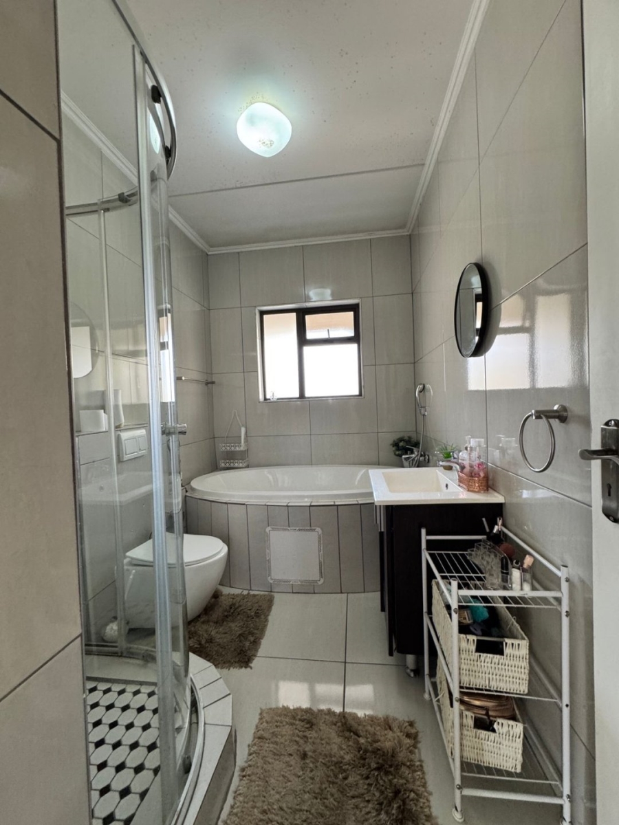 2 Bedroom Property for Sale in Noordwyk Gauteng