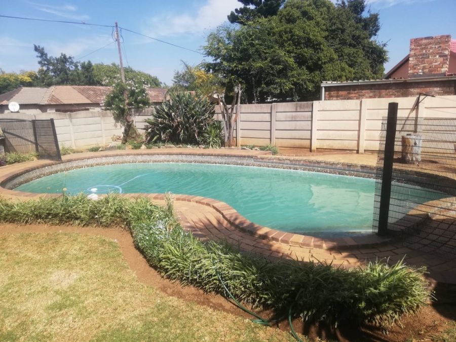  Bedroom Property for Sale in Crystal Park Gauteng