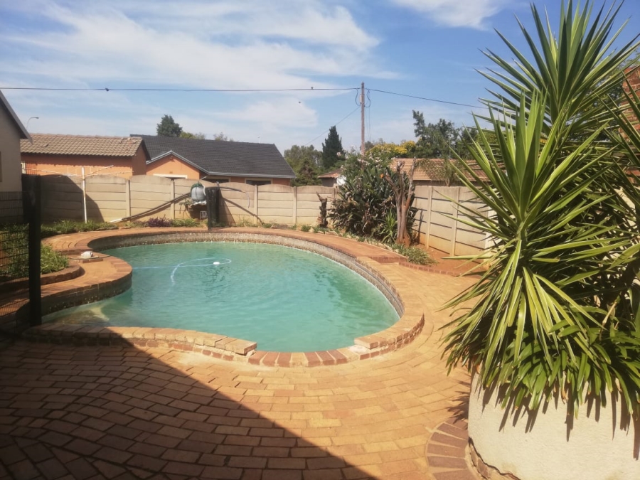 Bedroom Property for Sale in Crystal Park Gauteng