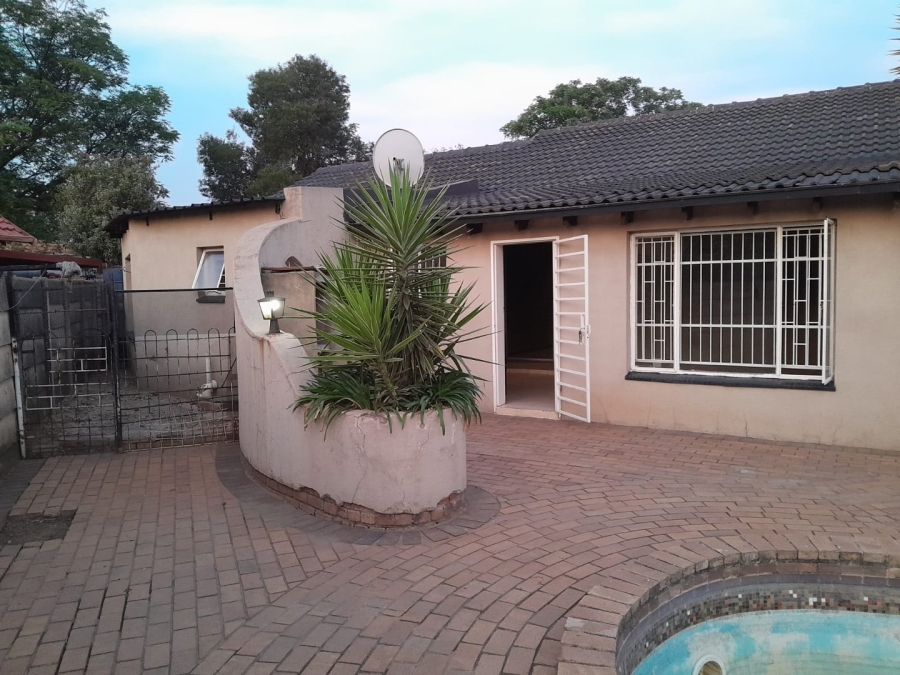  Bedroom Property for Sale in Crystal Park Gauteng