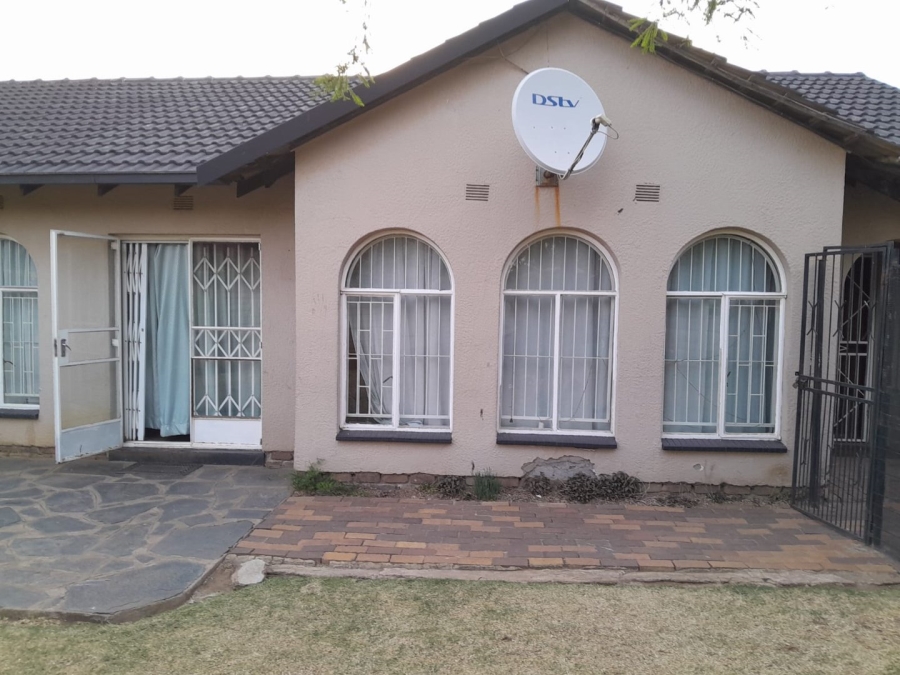  Bedroom Property for Sale in Crystal Park Gauteng
