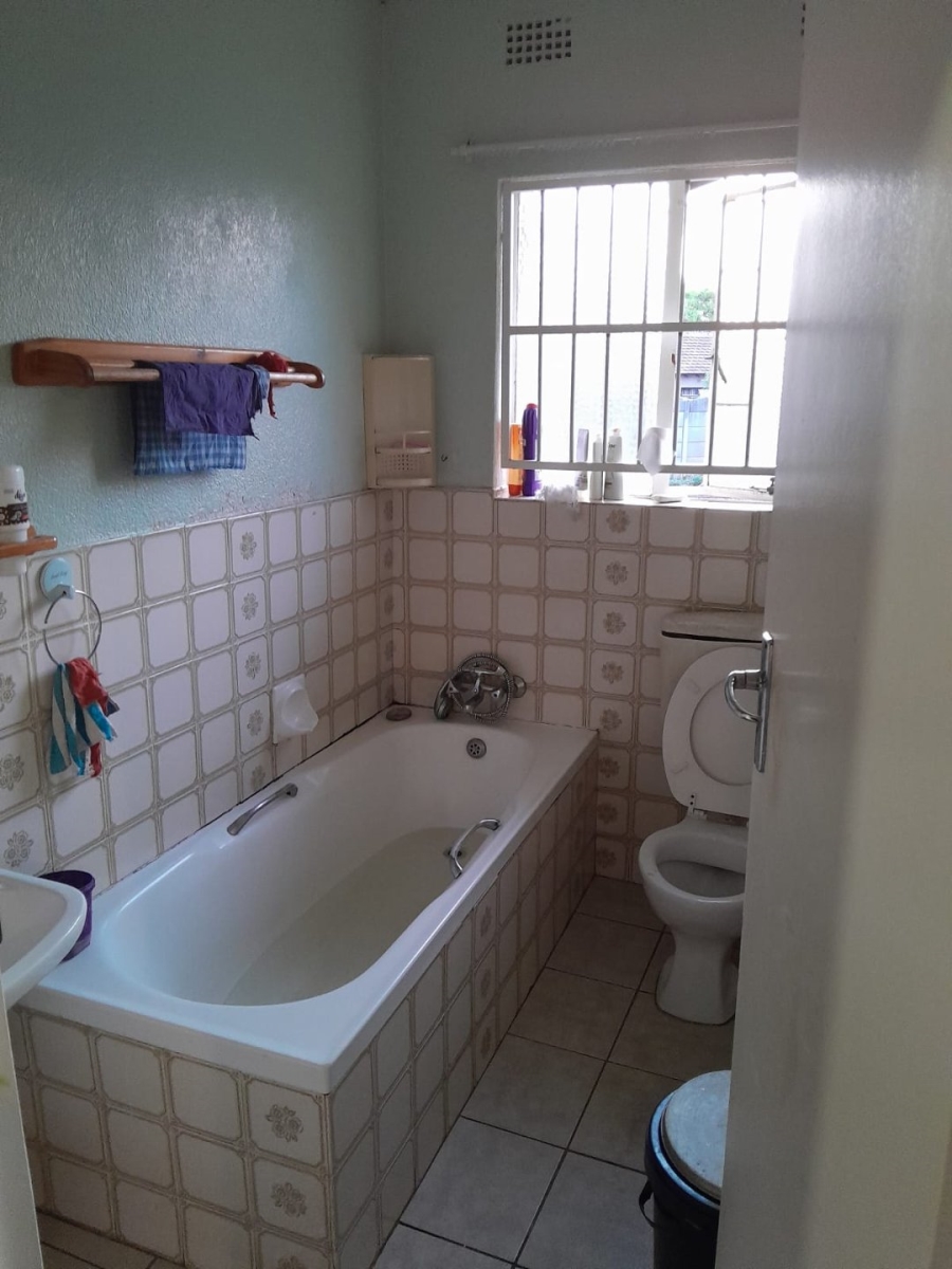  Bedroom Property for Sale in Crystal Park Gauteng