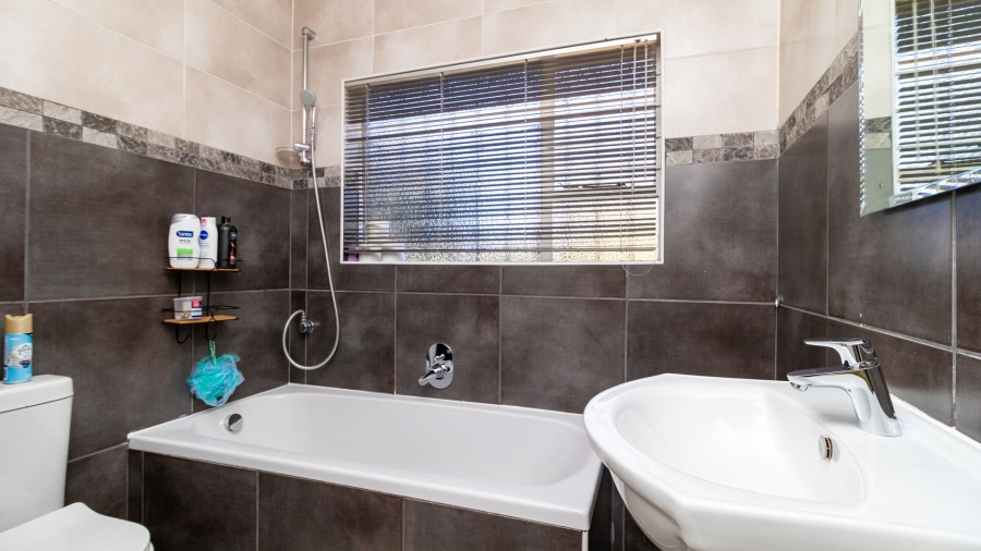 5 Bedroom Property for Sale in Aston Manor Gauteng