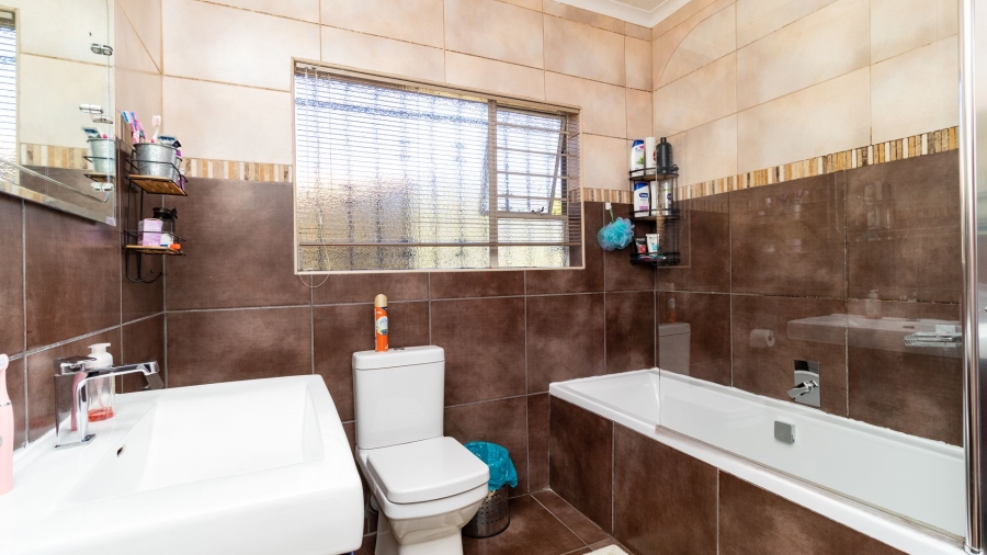 5 Bedroom Property for Sale in Aston Manor Gauteng