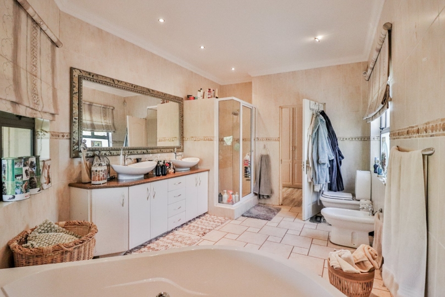 7 Bedroom Property for Sale in Glenvista Gauteng