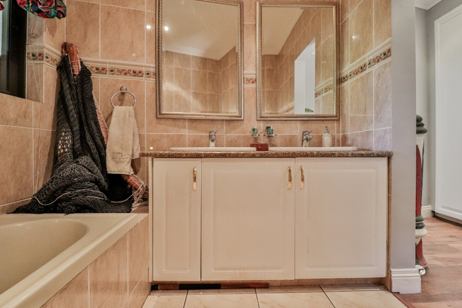 7 Bedroom Property for Sale in Glenvista Gauteng