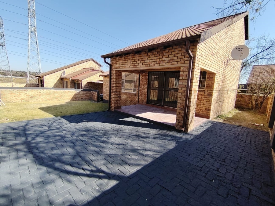 3 Bedroom Property for Sale in Rooihuiskraal North Gauteng