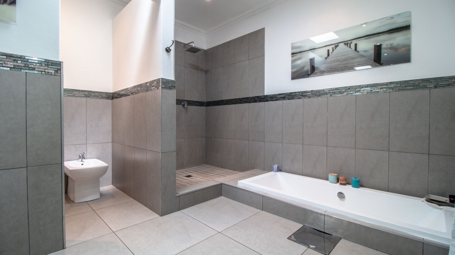 4 Bedroom Property for Sale in Lakeside Village Gauteng
