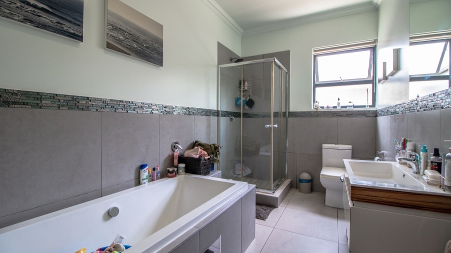 4 Bedroom Property for Sale in Lakeside Village Gauteng