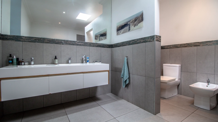 4 Bedroom Property for Sale in Lakeside Village Gauteng