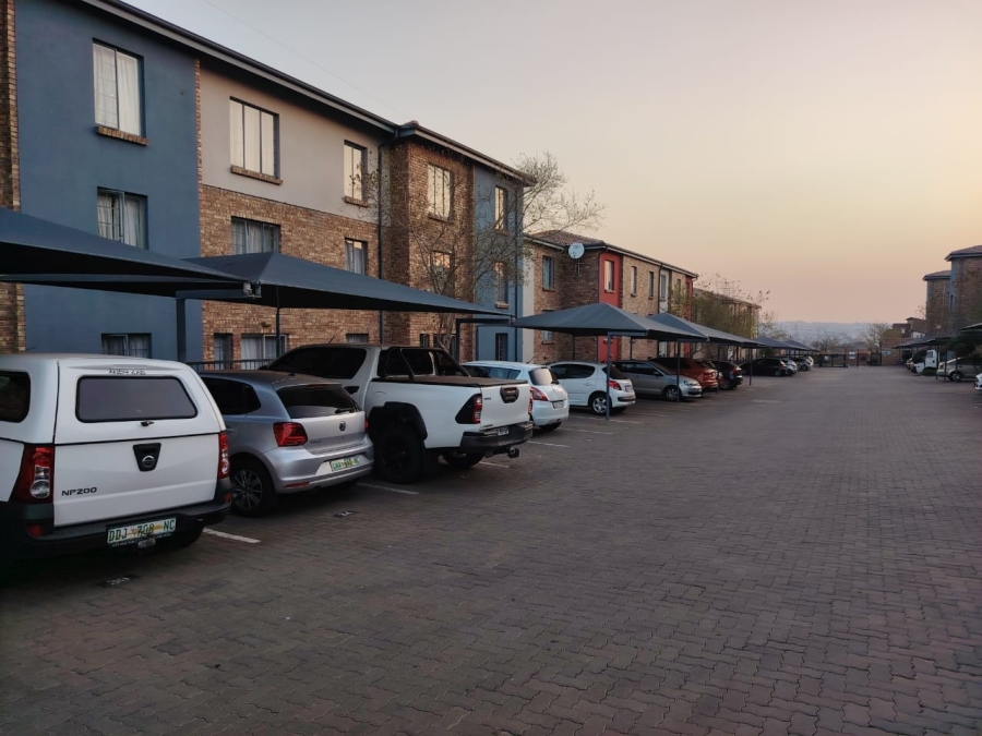 2 Bedroom Property for Sale in Rooihuiskraal North Gauteng