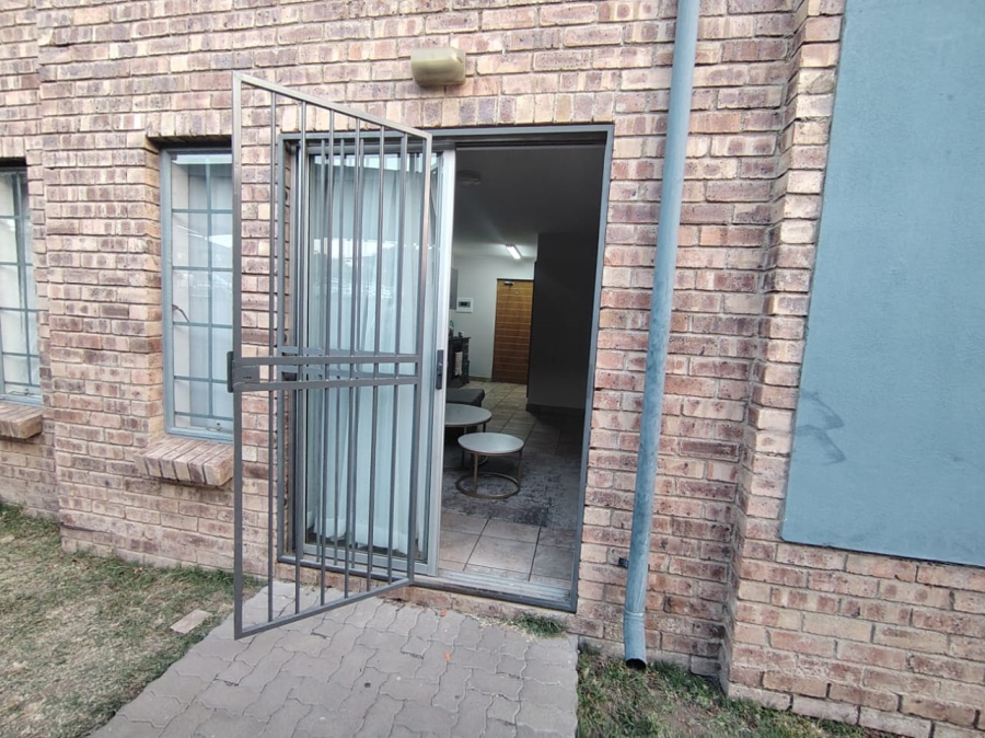 2 Bedroom Property for Sale in Rooihuiskraal North Gauteng