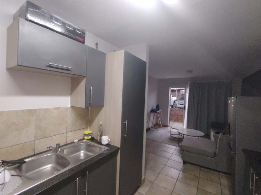 2 Bedroom Property for Sale in Rooihuiskraal North Gauteng