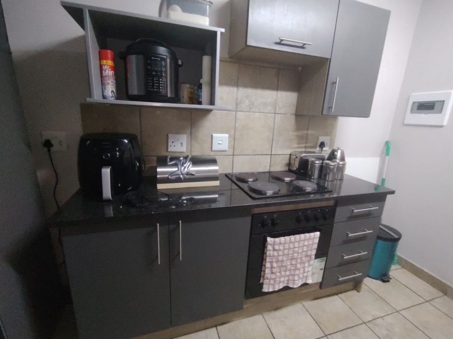 2 Bedroom Property for Sale in Rooihuiskraal North Gauteng